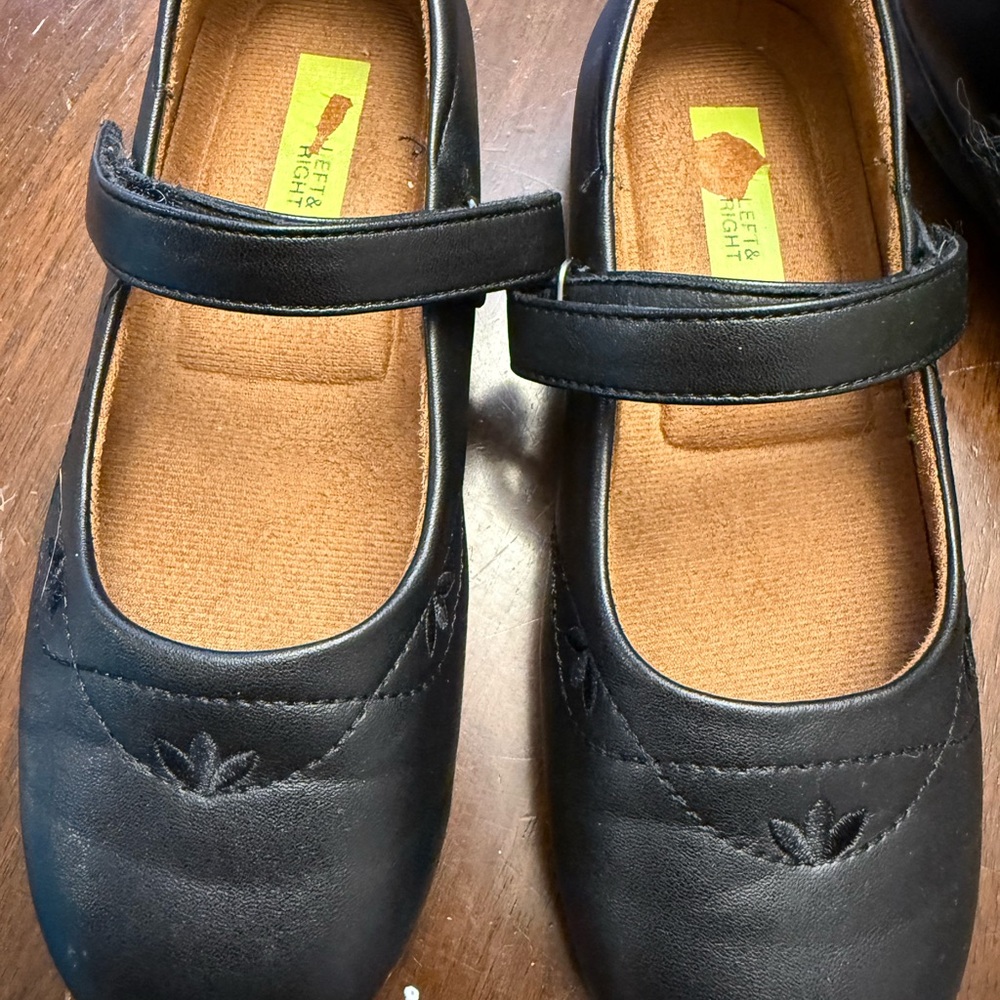 Left & Right Girls Mary Jane’s size 1